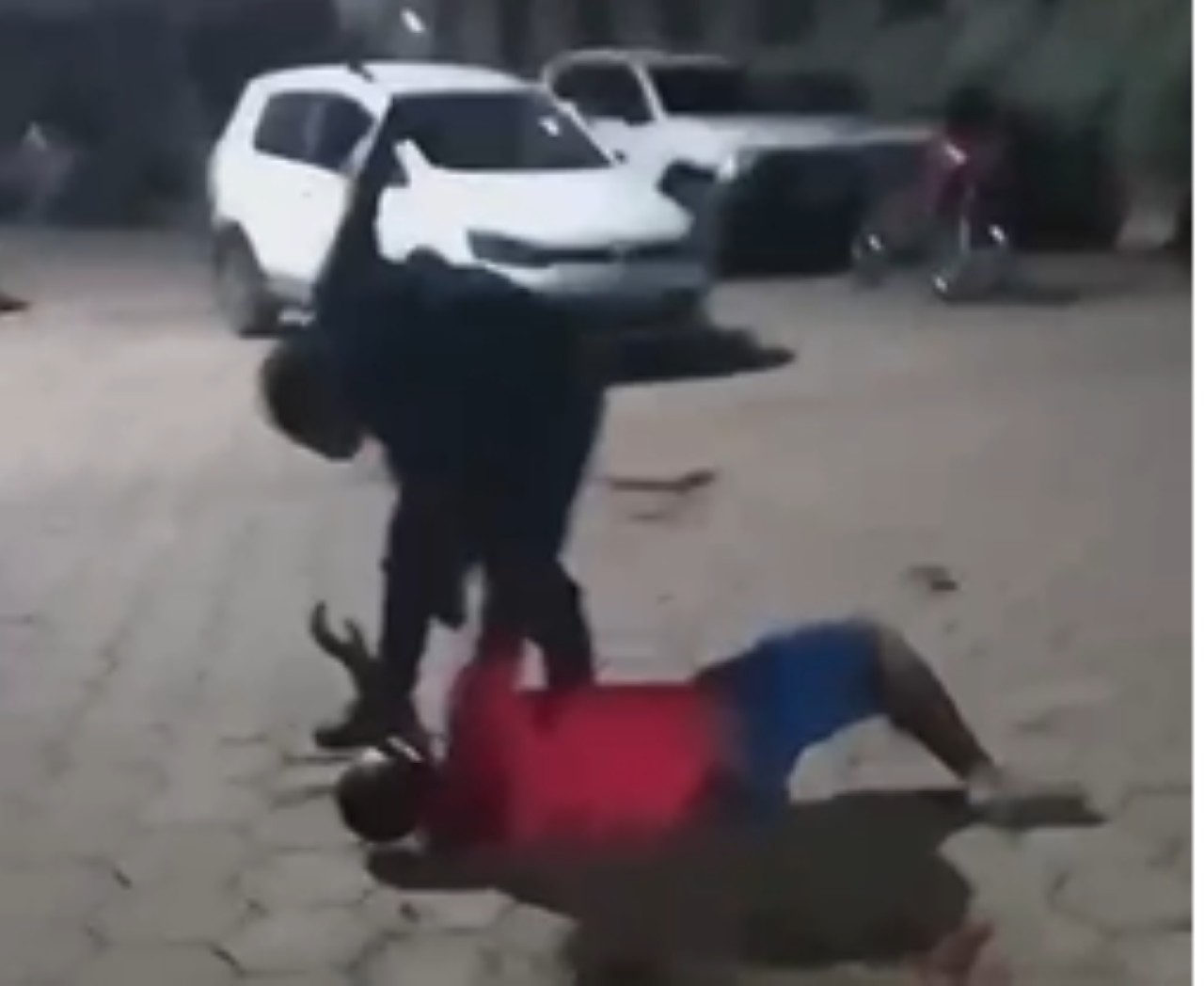 Homem sofreu cortes profundos no pescoço após briga em Pescador