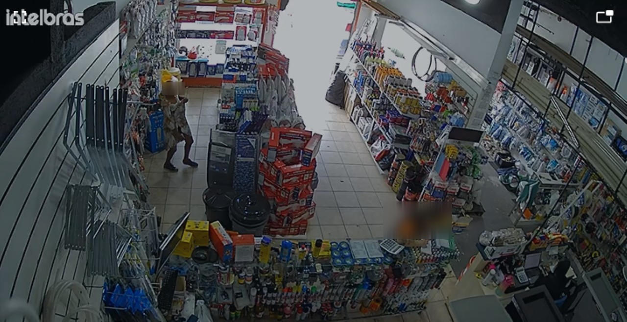 Câmeras de segurança de loja flagraram momento em que a idosa furta e esconde mercadoria em vestido
