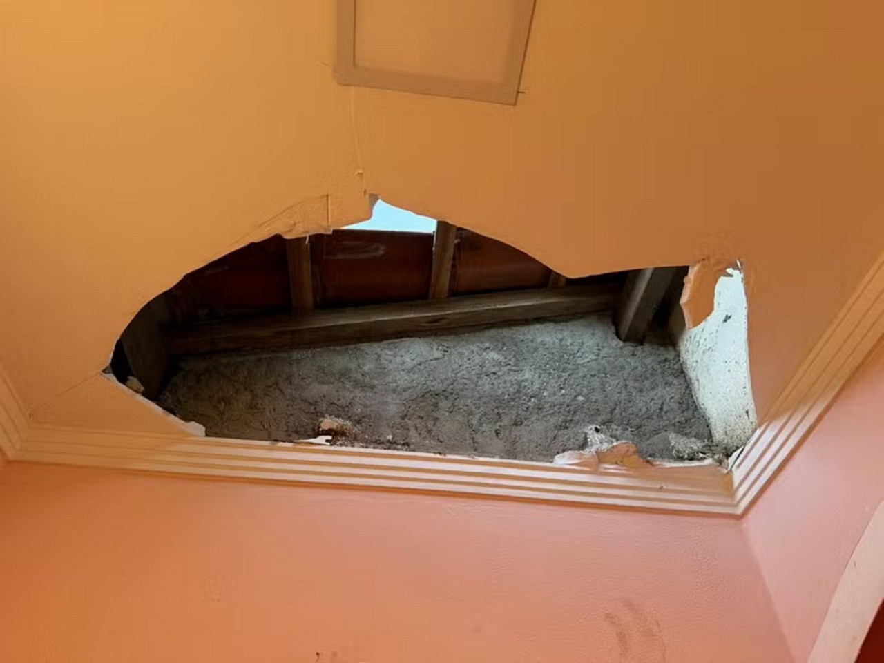 As primeiras informações dão conta de que os suspeitos acessaram a igreja pelos fundos, quebraram o forro e entraram na igreja
