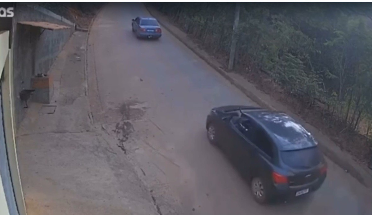 Câmera registra passagem de veículo e tiros na estrada
