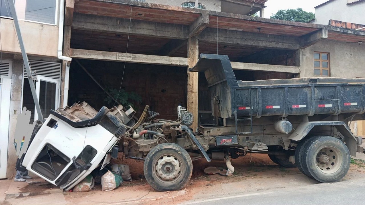 Veículo estava desgovernado e só parou depois de atingir um poste em frente uma casa