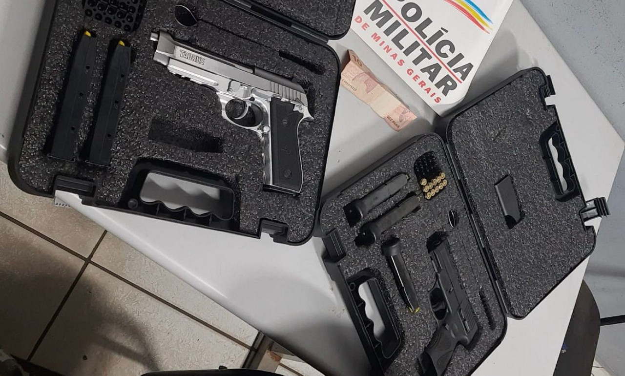 As armas foram apreendidas pela Polícia Militar de Minas Gerais (PMMG)