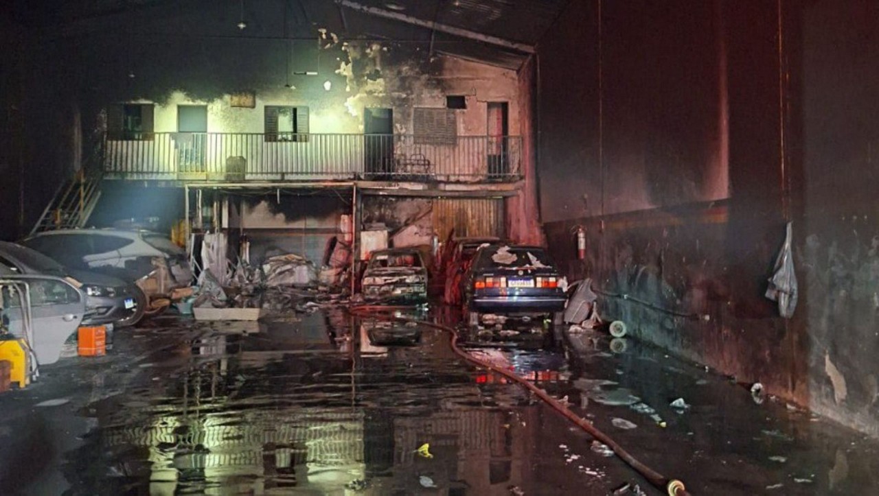 O fogo foi controlado pelas equipes do Corpo de Bombeiros