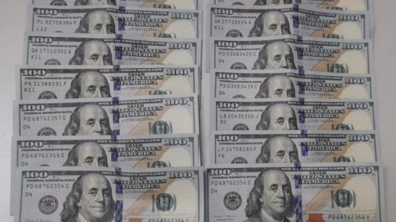 Com os detidos foram apreendidas notas de dólar e real 