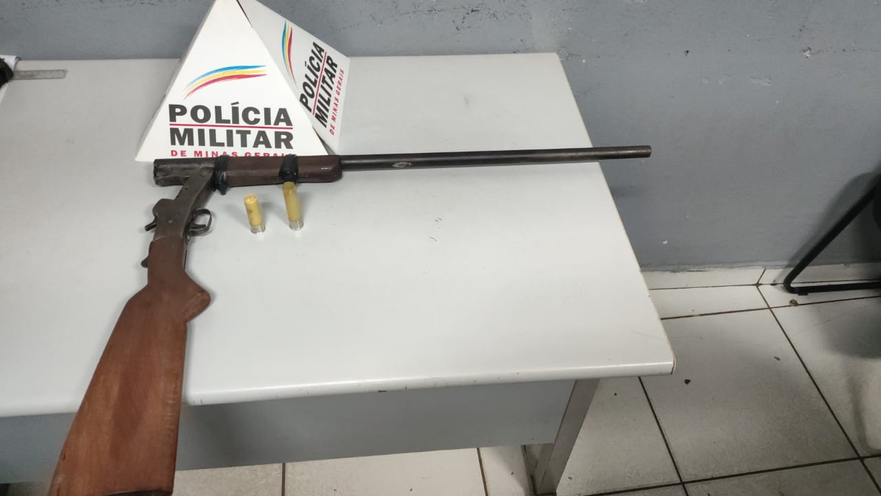 Espingarda apreendida com o suspeito