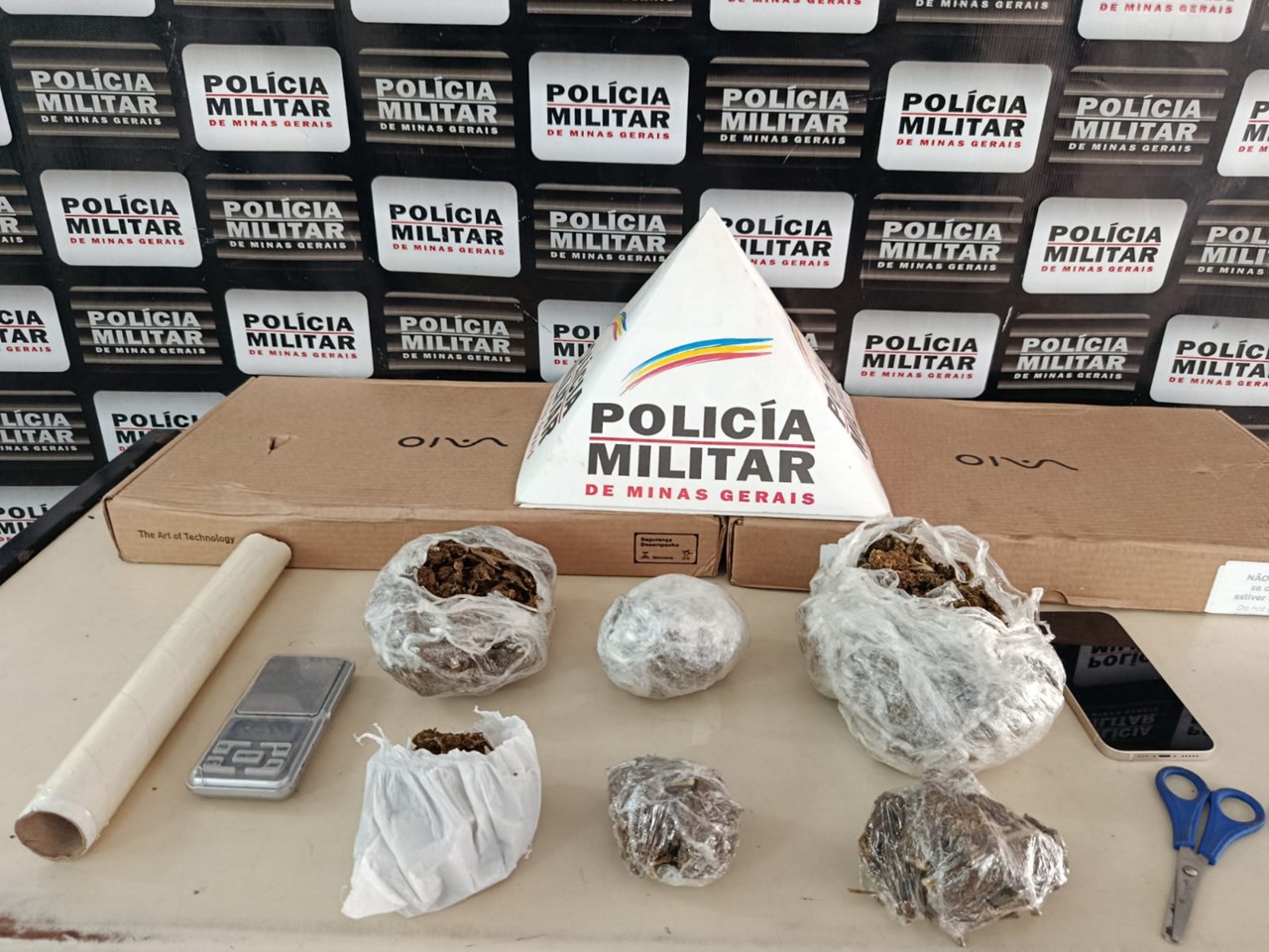Idosa foi presa com maconha, notebooks e material para embalar drogas