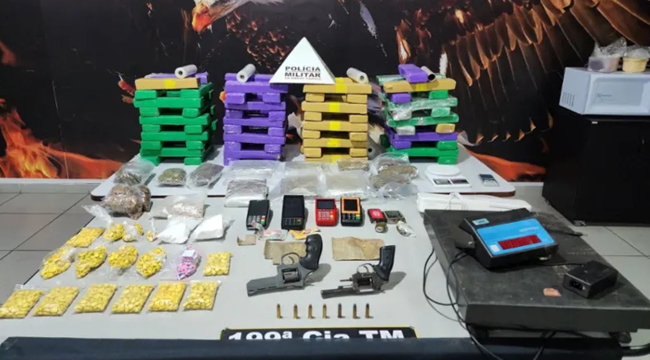Drogas, armas e outros acessórios: materiais foram apreendidos durante operação em Uberlândia