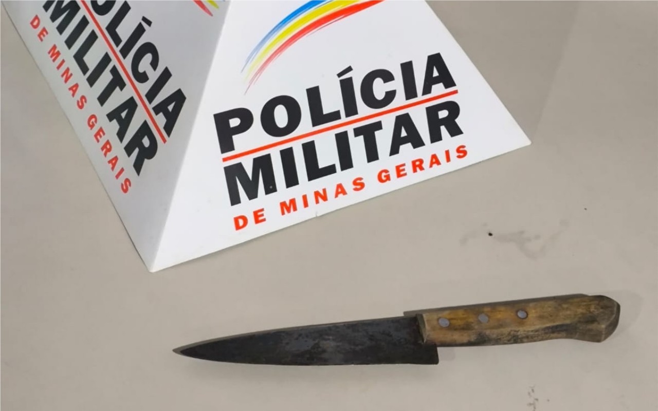 Faca usada pelo jovem foi apreendida 