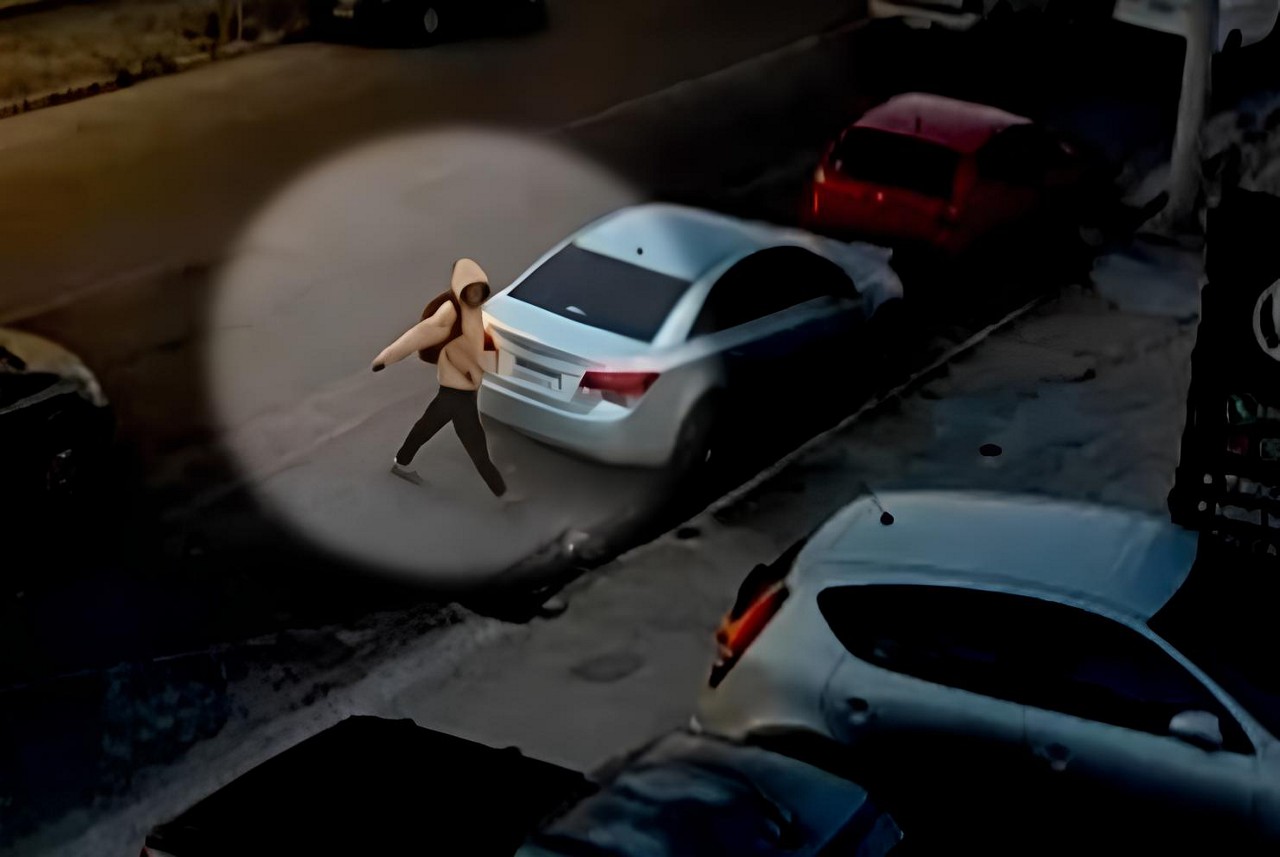 Homem de capuz furtou carro estacionado