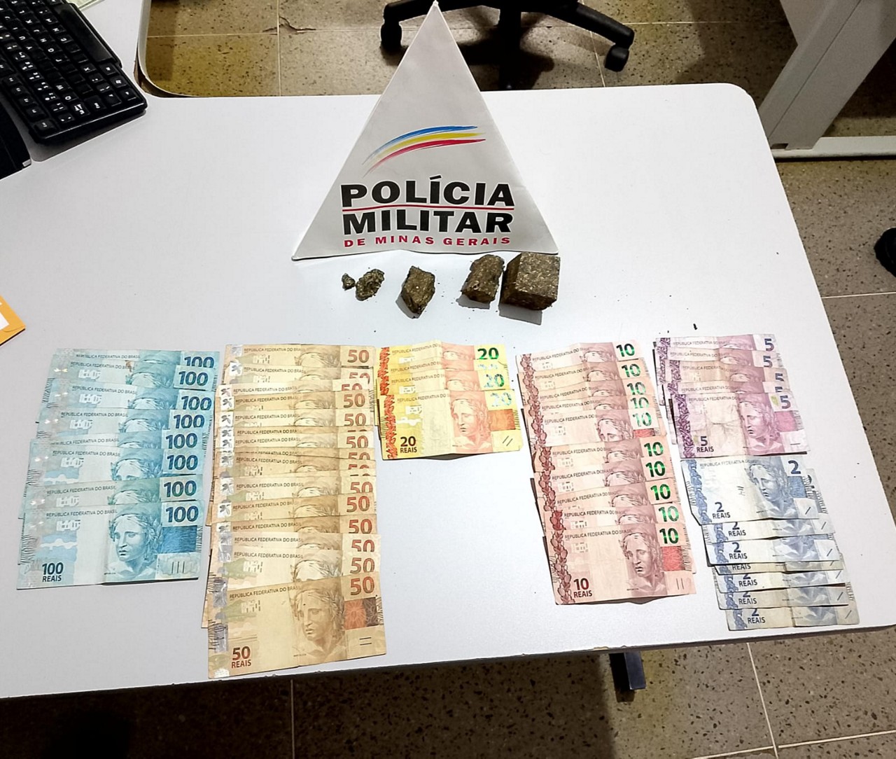 Droga e dinheiro apreendidos com suspeitos