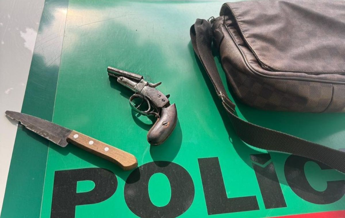 Policiais apreenderam uma arma e uma faca com o suspeito  