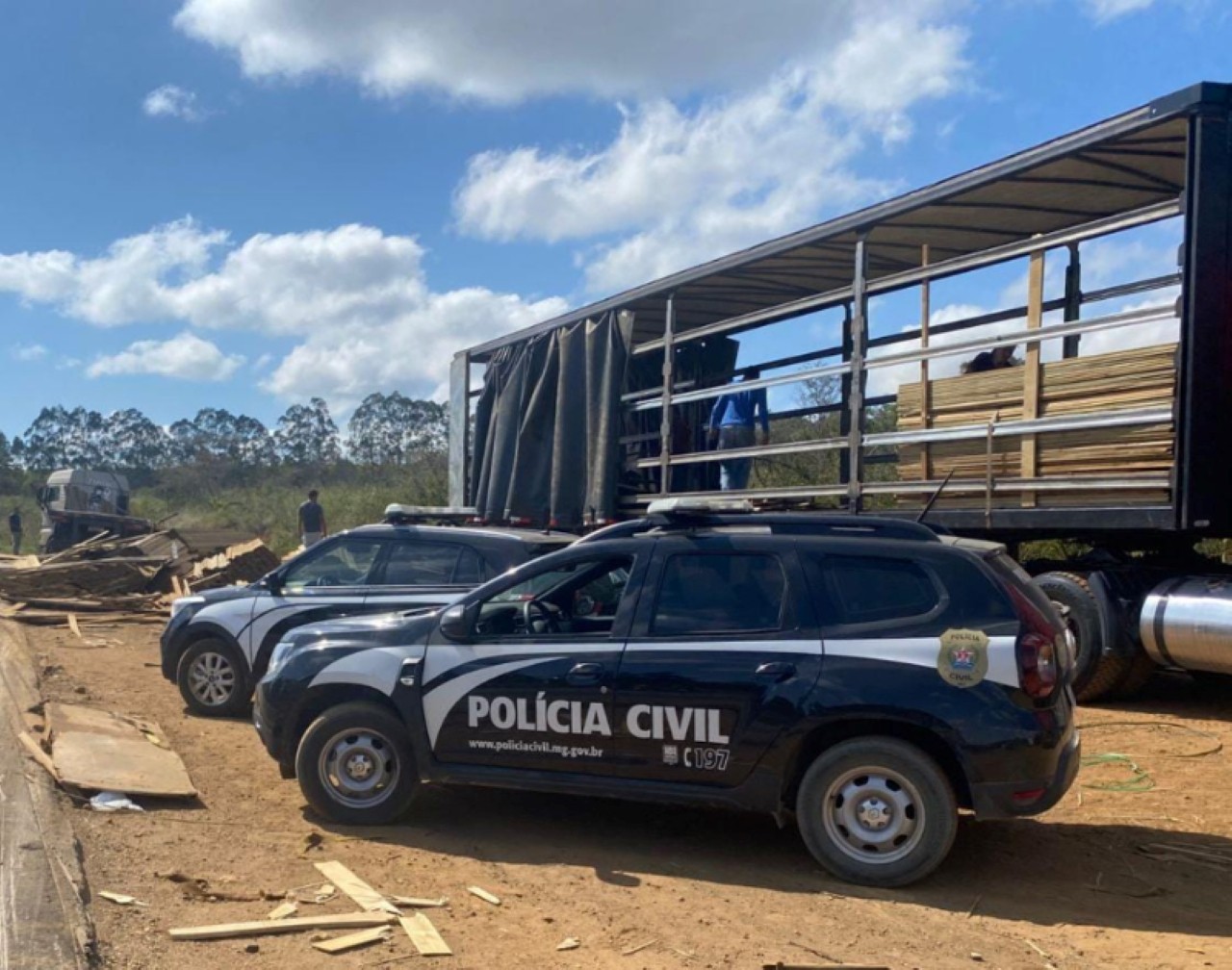 Quarteto foi preso pela PCMG ao tentar saquear carga de carreta acidentada em Divisa Alegre
