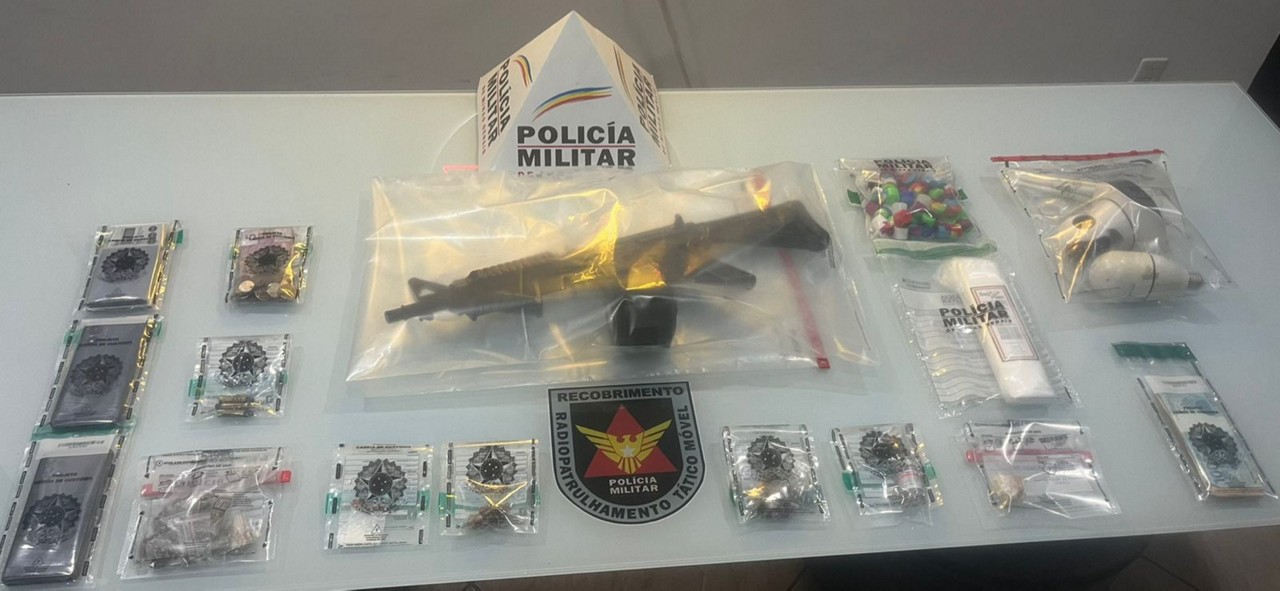 Material apreendido pela PM inclui drogas, munições, celulares e um simulacro de carabina .556