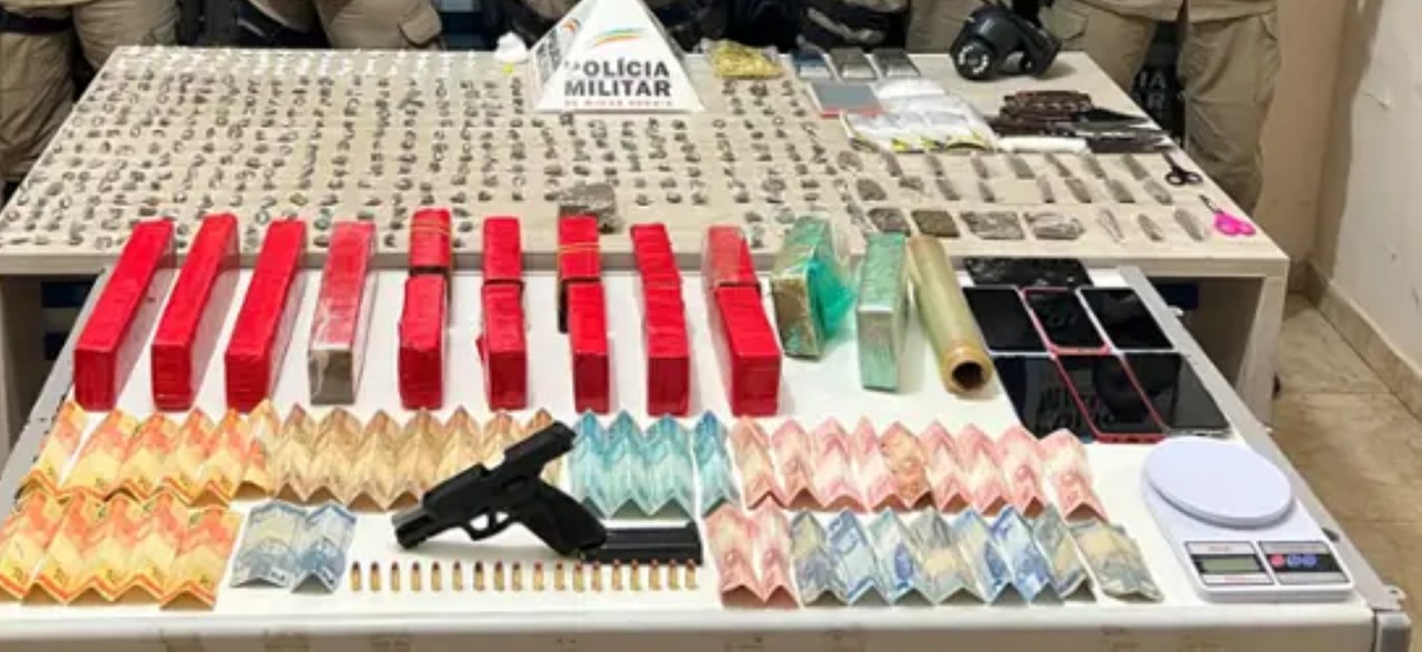 PMMG apreendeu drogas, armas, munições, dinheiro e celulares