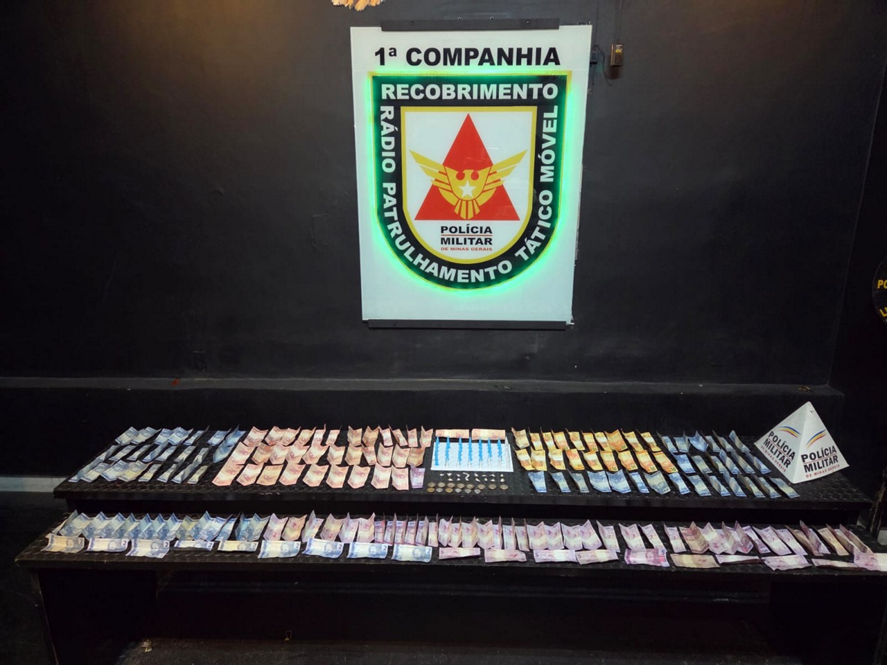 PM apreendeu R$ 1 mil com a mulher, além de porções de cocaína  