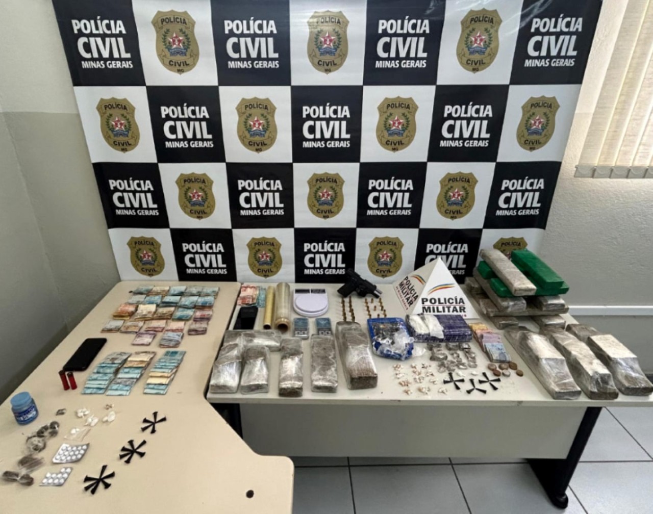Crack, cocaína, maconha e outros itens foram apreendidos pela polícia durante ação em Araçuaí