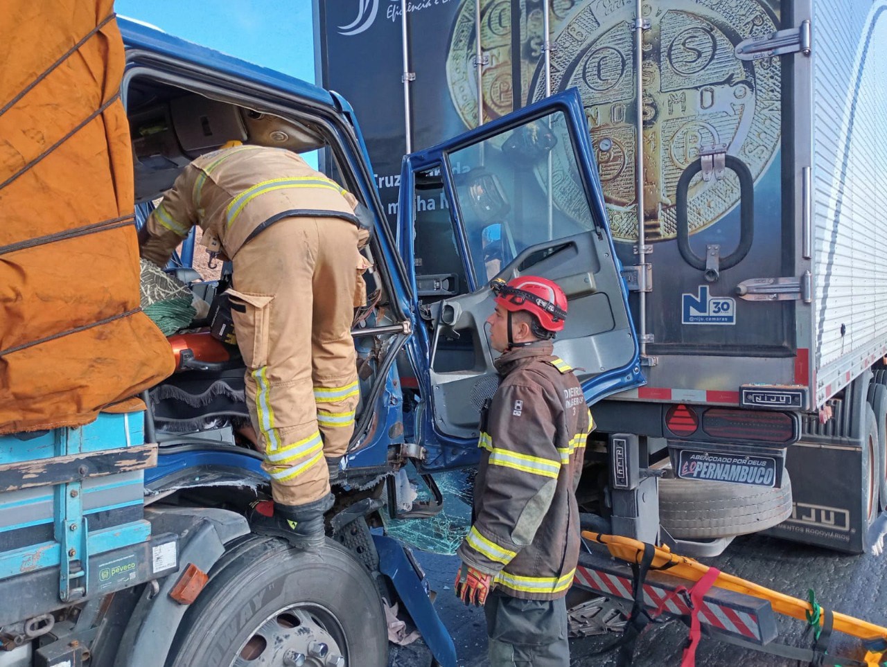 A equipe dos bombeiros  utilizou ferramentas de expansão para liberar as vítimas