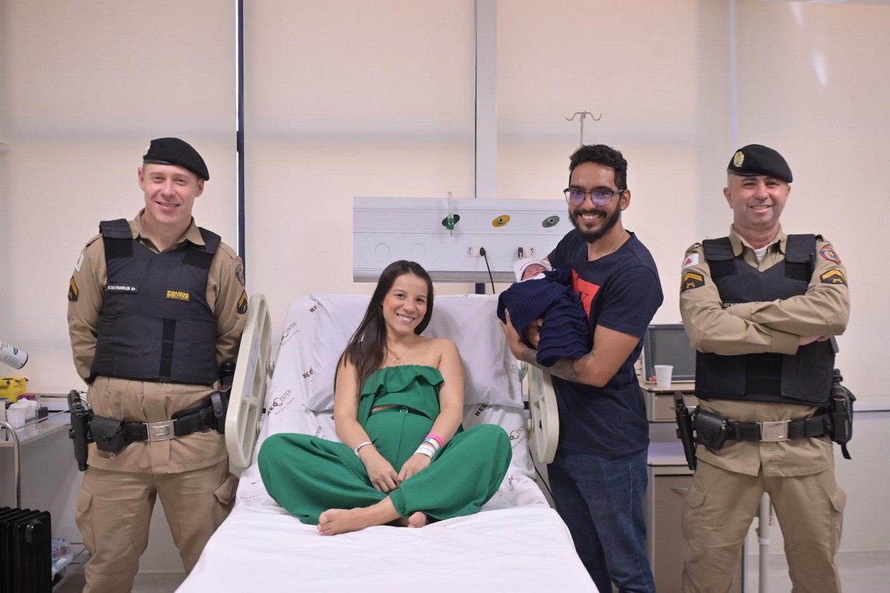 Após o parto, a família foi acompanhada dos policiais para um hospital em BH