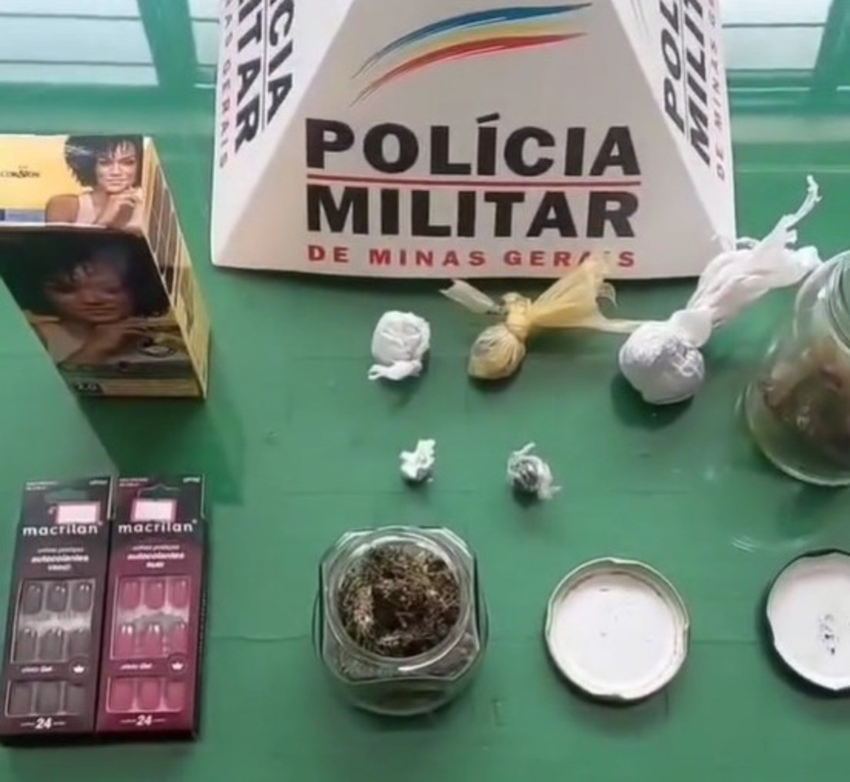 Furto de itens de beleza levou à descoberta de porções de drogas na residência