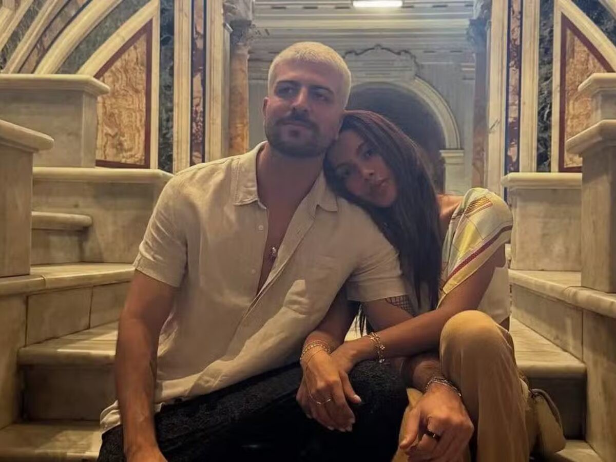 Anitta surge ao lado de namorado e exibe 'novo rosto' em Rom