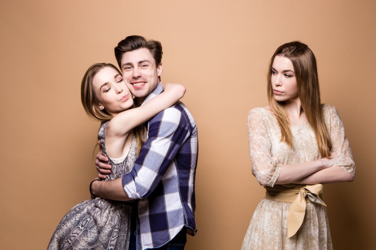 As brigas sem motivo e a distância entre o casal podem ser causadas pela inveja