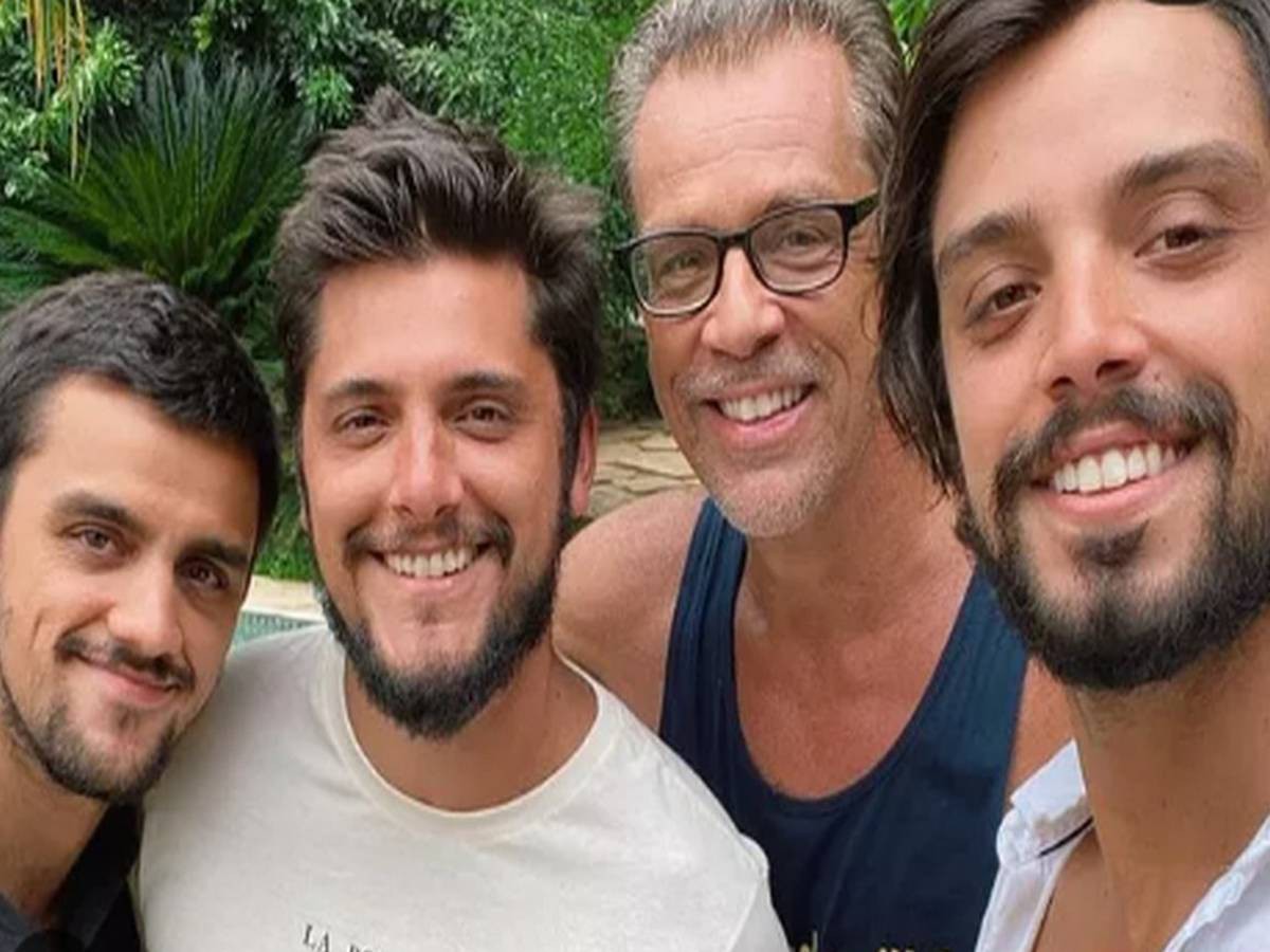 Beto Simas com os filhos, Felipe e Rodrigo Simas, e o enteado, Bruno Gissoni