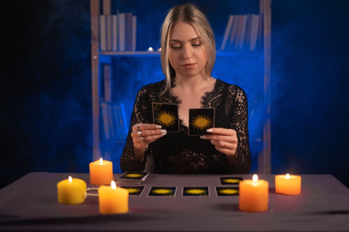 Com auxílio do tarot, é possível reconhecer padrões, acessar possibilidades e lidar com desafios de forma mais madura