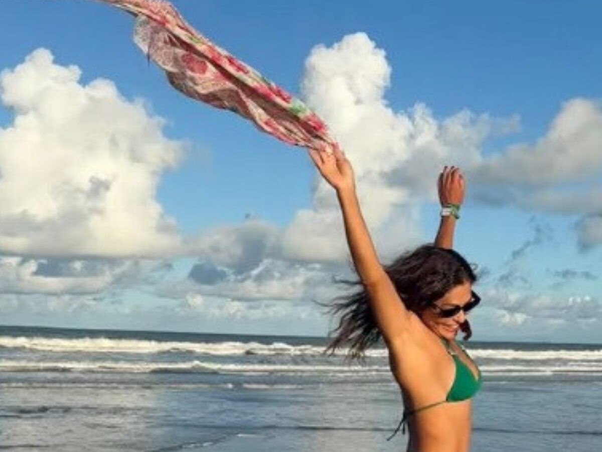De biquíni, Juliana Paes mostra corpão durante viagem