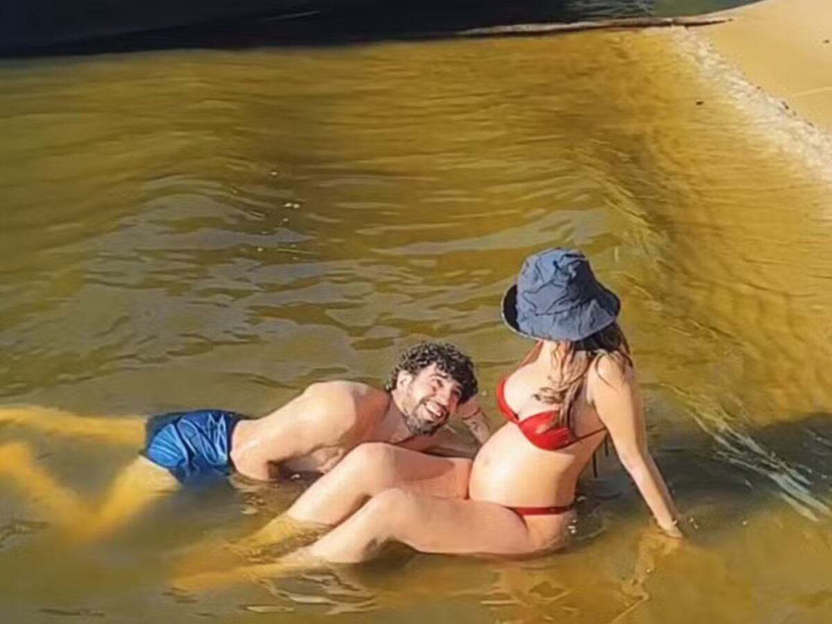 De biquíni, Rafa Kalimann exibe barrigão ao lado de Nattan: 'Crescendo rápido demais'