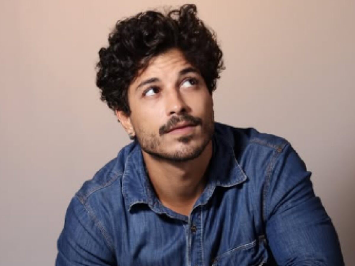 Douglas Sampaio conta que já ficou com homem, mas reclama 'Acham a coisa mais absurda'