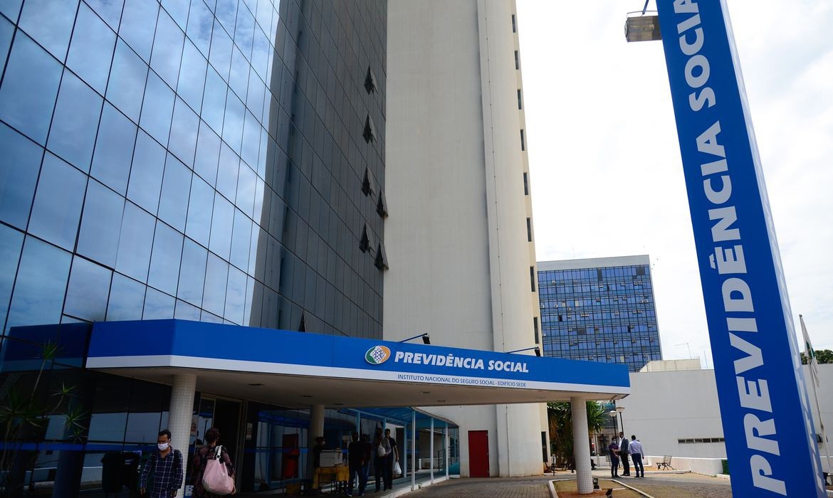 Aposentados e pensionistas do INSS podem pedir ressarcimento de descontos indevidos no app Meu INSS, pelo 135 e nas agências dos Correios