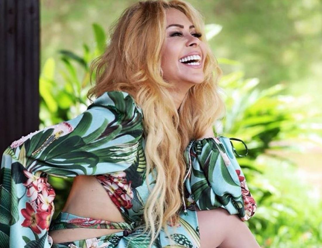 Joelma mexeu nos lábios
