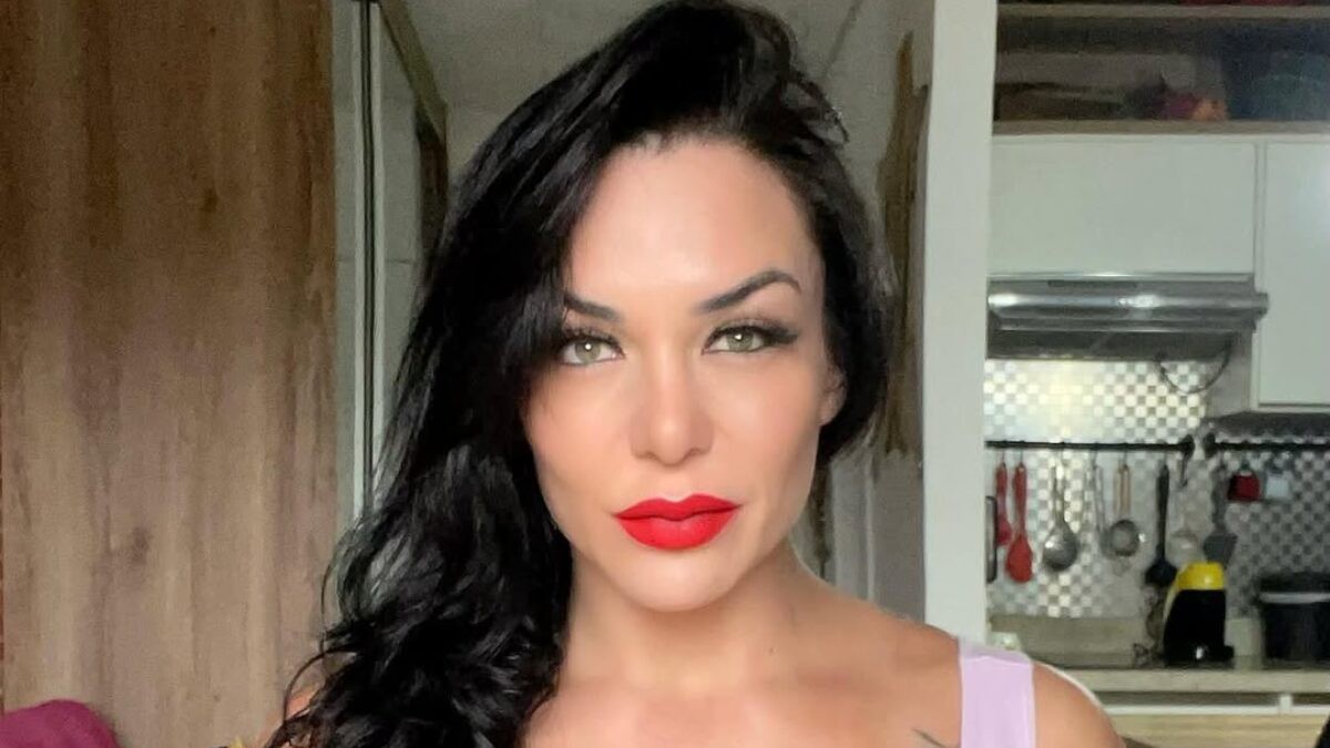 Rhenata Schmidt, musa da banheira do Ratinho