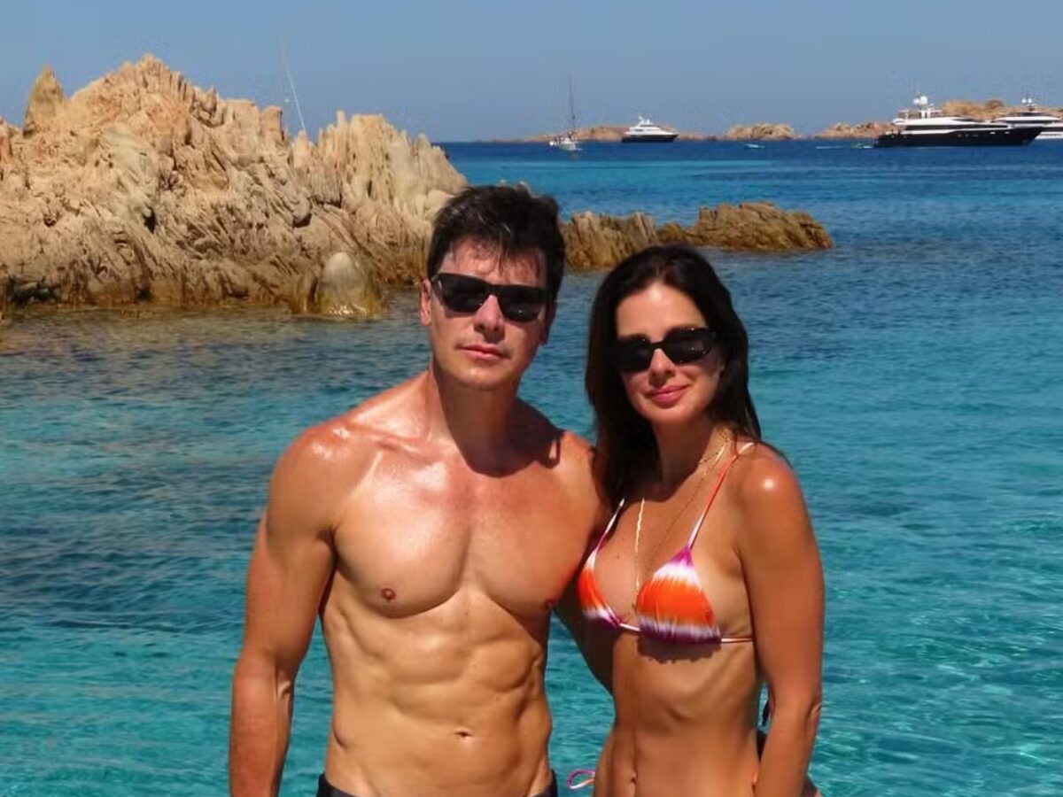 Rodrigo Faro e Vera Viel mostram corpos sarados em viagem à Sardenha