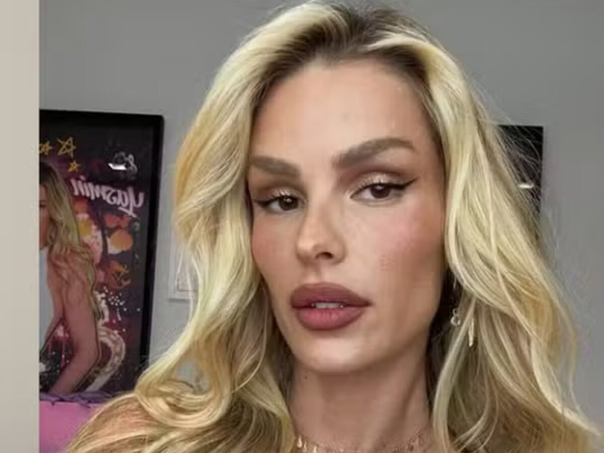 Yasmin Brunet faz selfie de biquíni e ostenta corpão