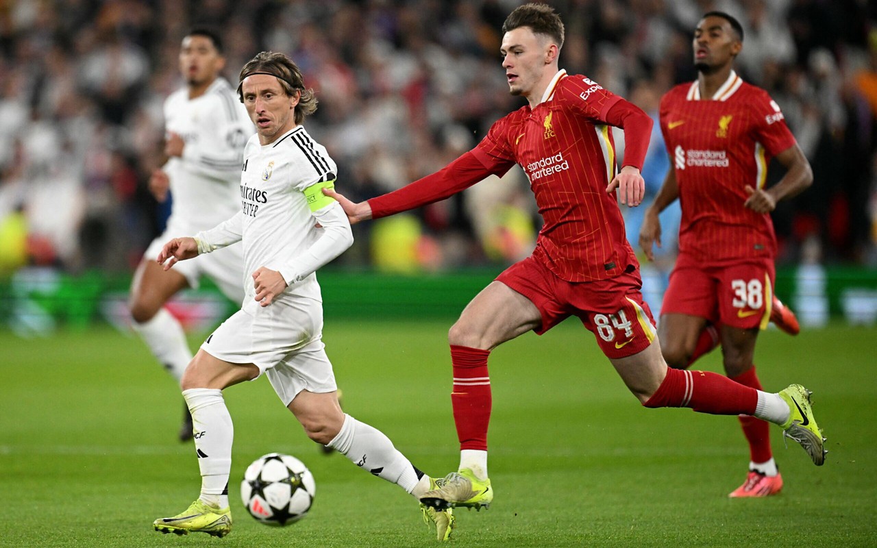 Real Madrid e Liverpool em ação pela Champions League 2024/25 (Foto: Oli Scarff/AFP)