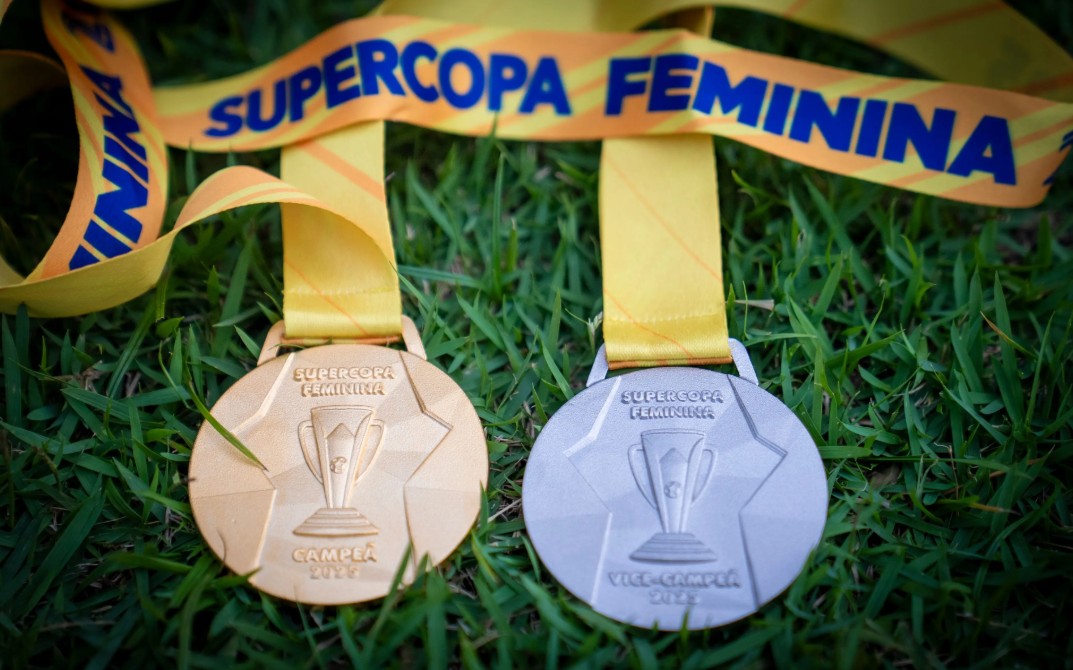 A medalhas da edição de 2025 da Supercopa feminina; Majestoso define campeão (Foto: Joilson Marconne/CBF)