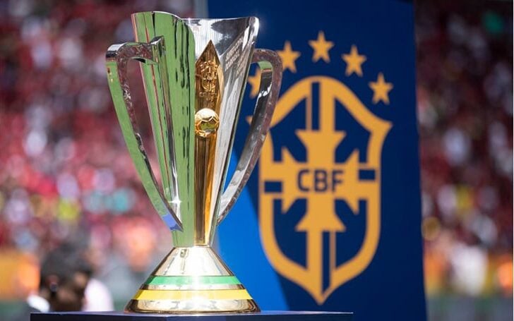 O troféu da Supercopa Rei, competição que reúne os campeões do Campeonato Brasileiro e da Copa do Brasil. (Foto: Lucas Figueiredo/CBF)