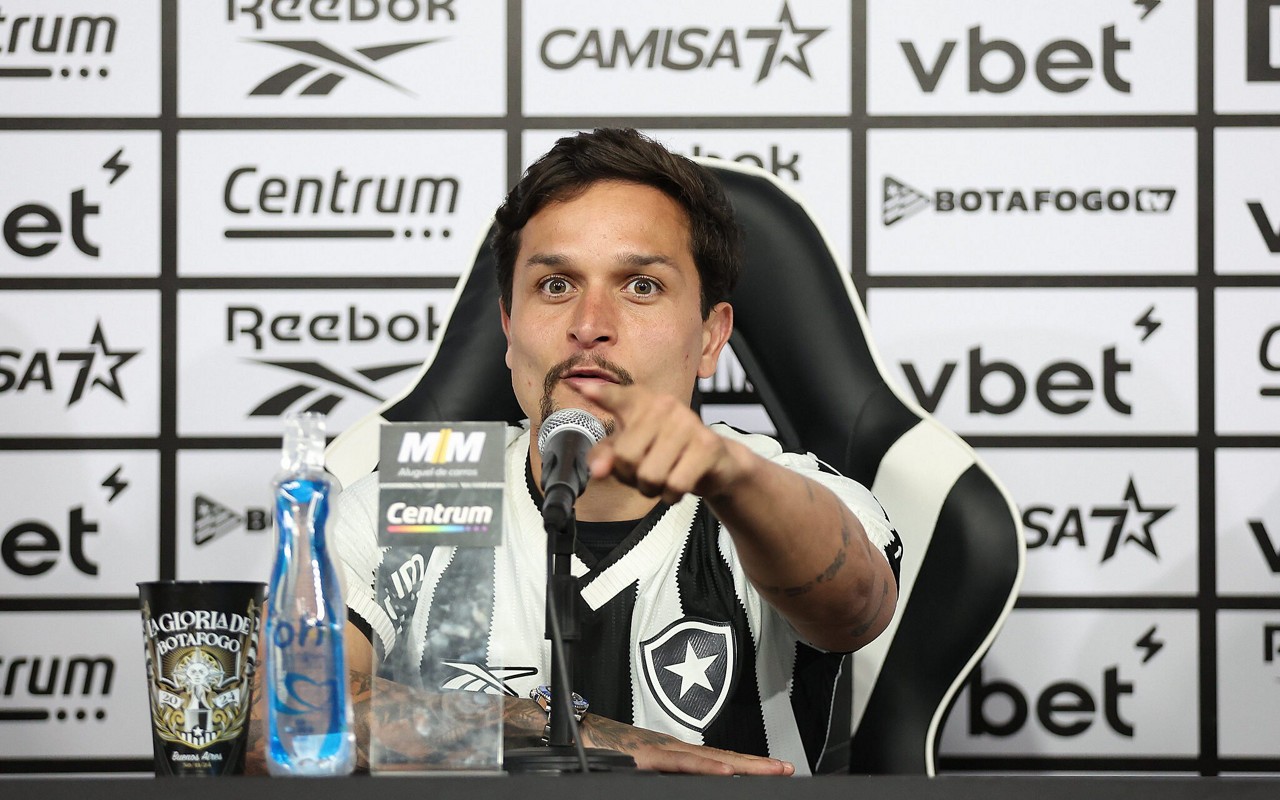 Artur durante a apresentação oficial no Botafogo (Foto: Vitor Silva/Botafogo)