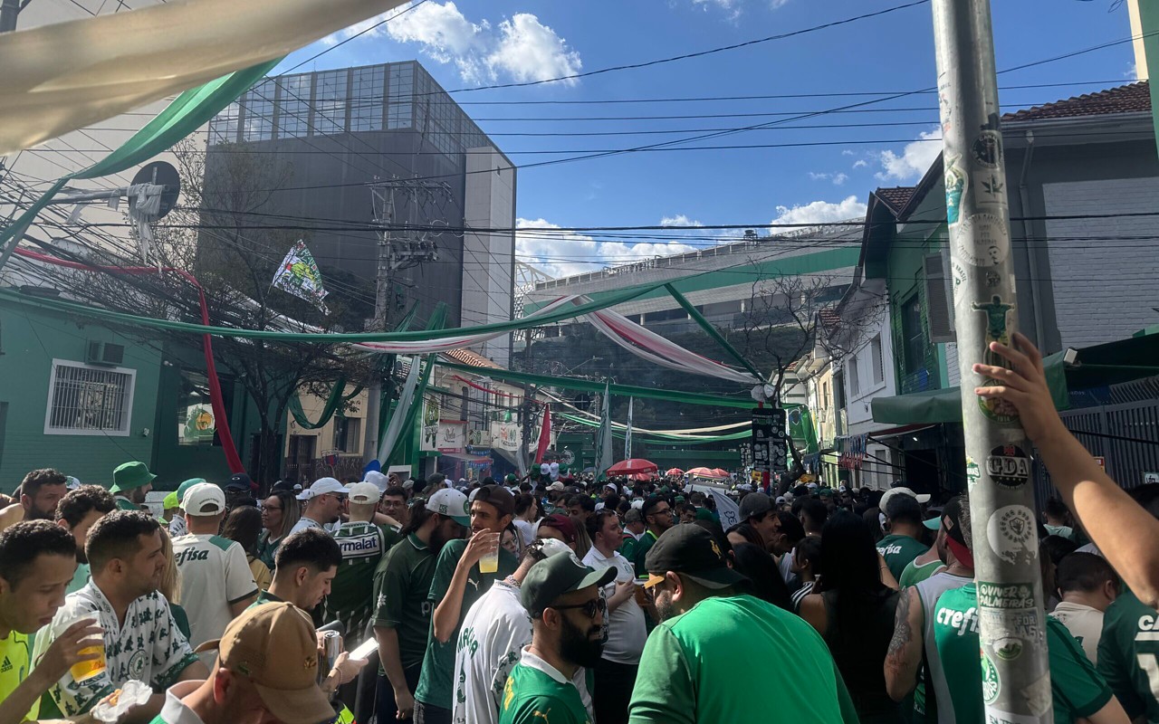 Torcedores do Palmeiras do lado de fora do Allianz Parque durante Palmeiras e Al-Ahly (Foto: Isabella Zuppo / Lance!)