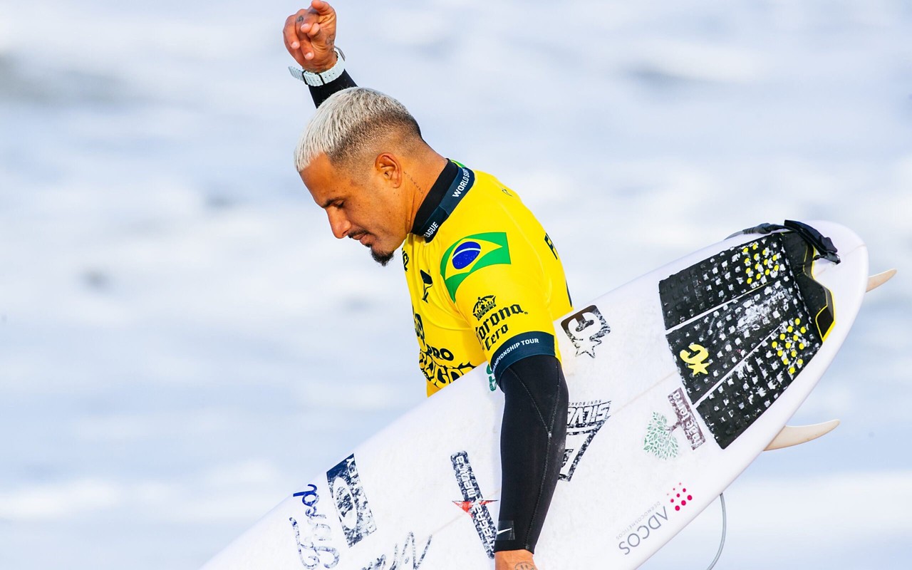 Italo Ferreira antes de competir em etapa de Portugal da WSL (Foto: Laurent Masurel/World Surf League)