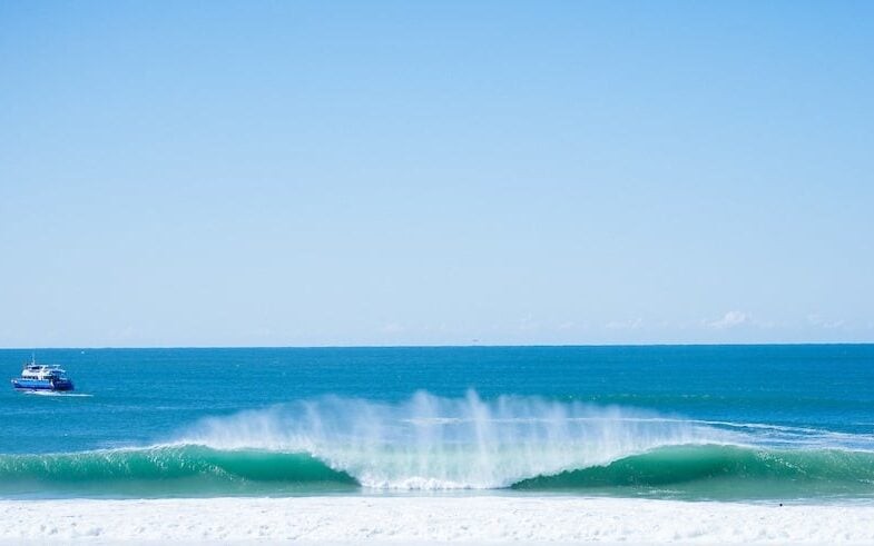 Surfista morre após ser atropelada por uma lancha em praia (Foto: World Surf League)