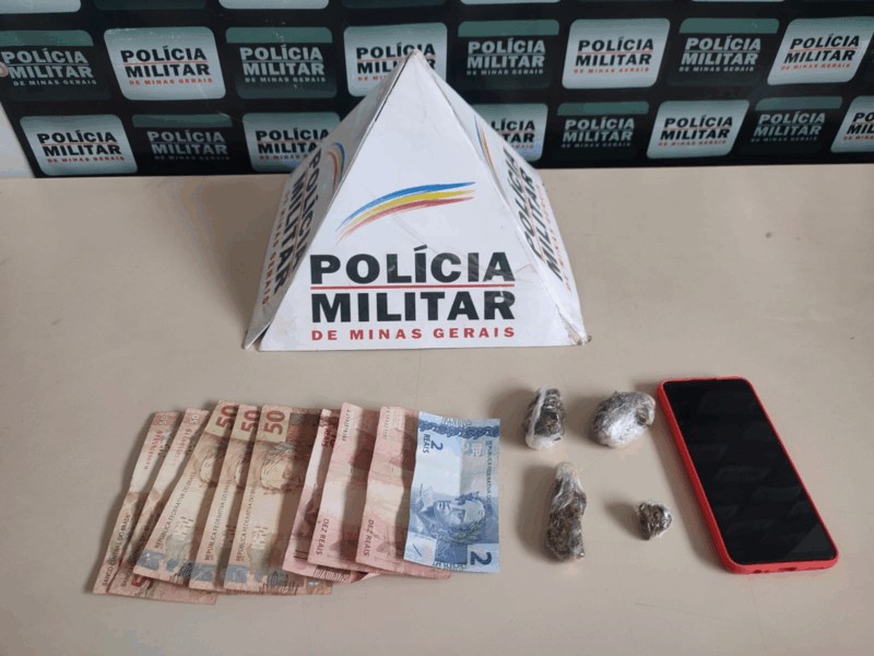 Suspeita de tráfico é flagrada com maconha e dinheiro em Bocaiuva