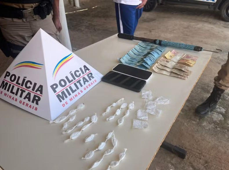 Suspeito é preso com drogas e R$ 2 mil, ao tentar atropelar policiais militares, em MG