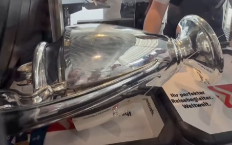 Taça da Champions League conquistada pelo PSG passa por raio-x no aeroporto (Foto: Reprodução/PSG)