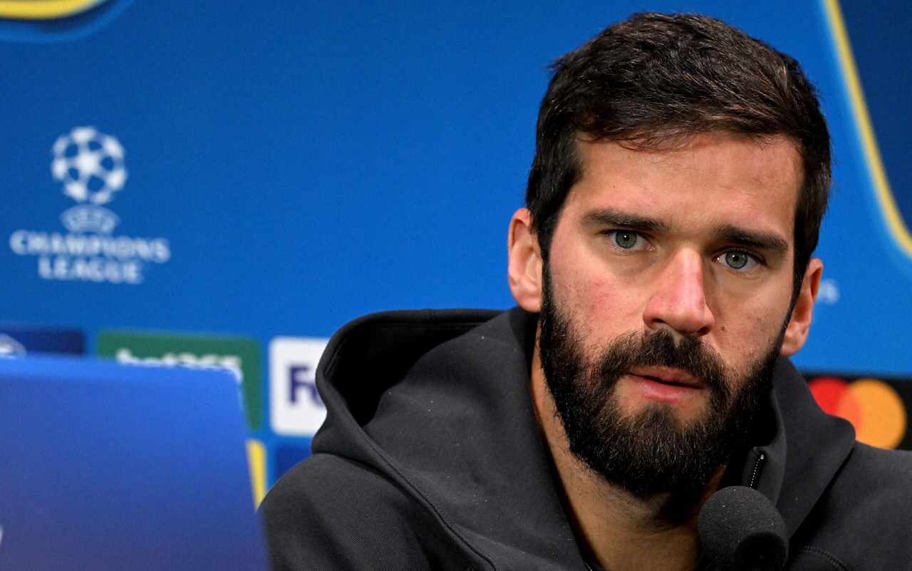 Alisson é o goleiro titular do Liverpool desde 2018/19 (Foto: GABRIEL BOUYS / AFP)