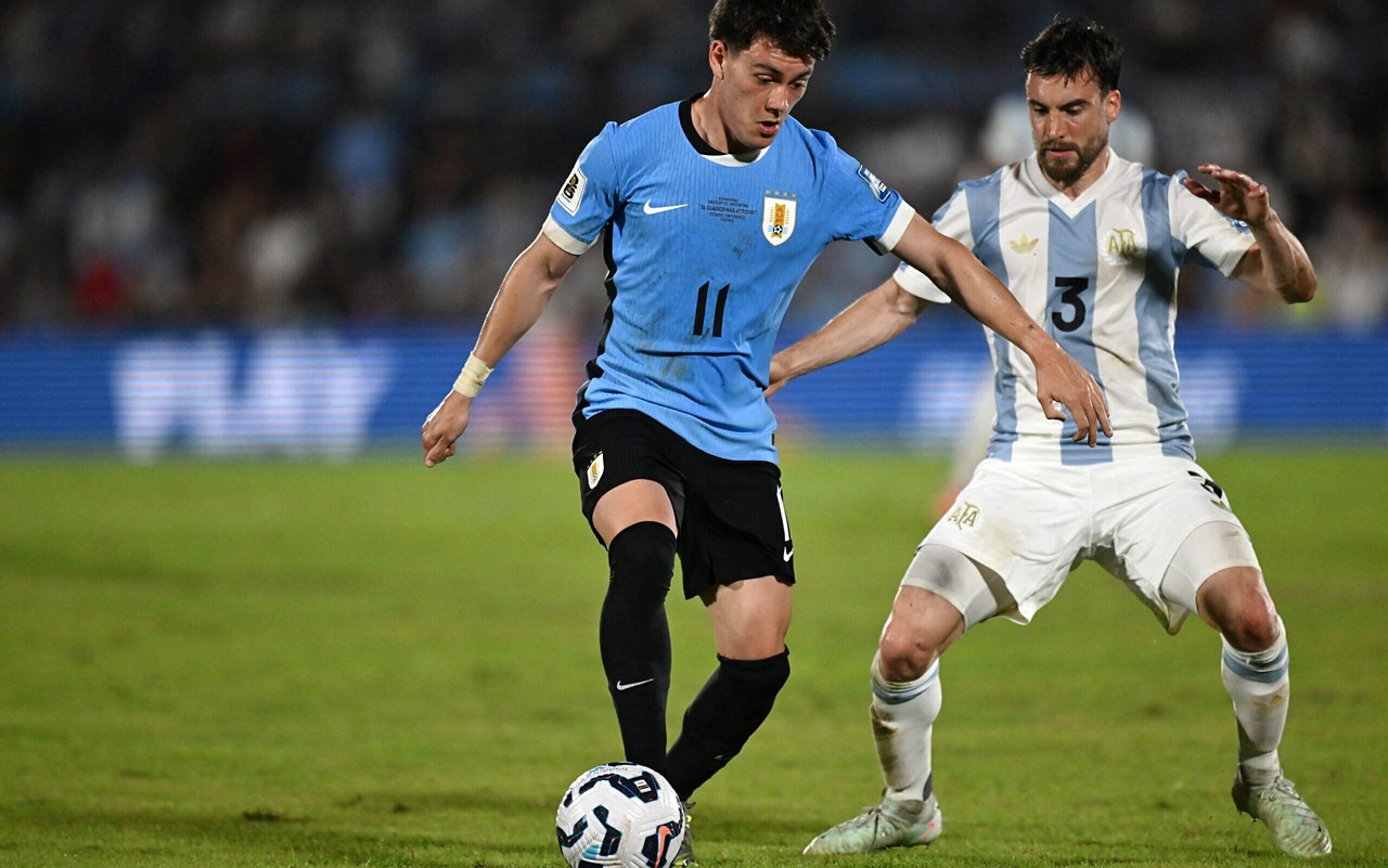 Tagliafico em ação pela Argentina contra o Uruguai, pelas Eliminatórias para a Copa do Mundo (Foto: Eitan Abramovich/AFP)