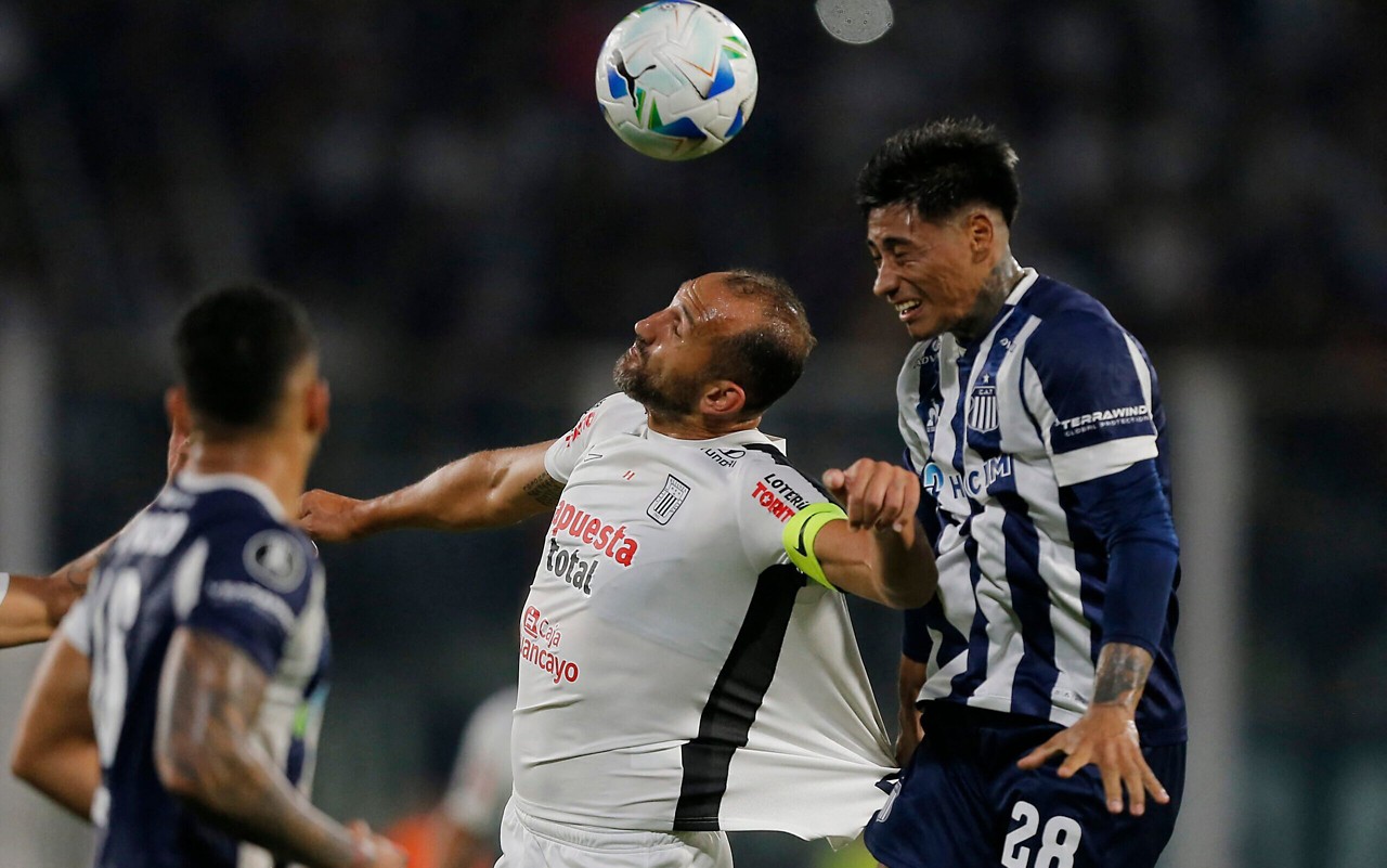 Hernan Barcos e Juan Portillo em Talleres x Alianza Lima (foto: Diego Lima / AFP)