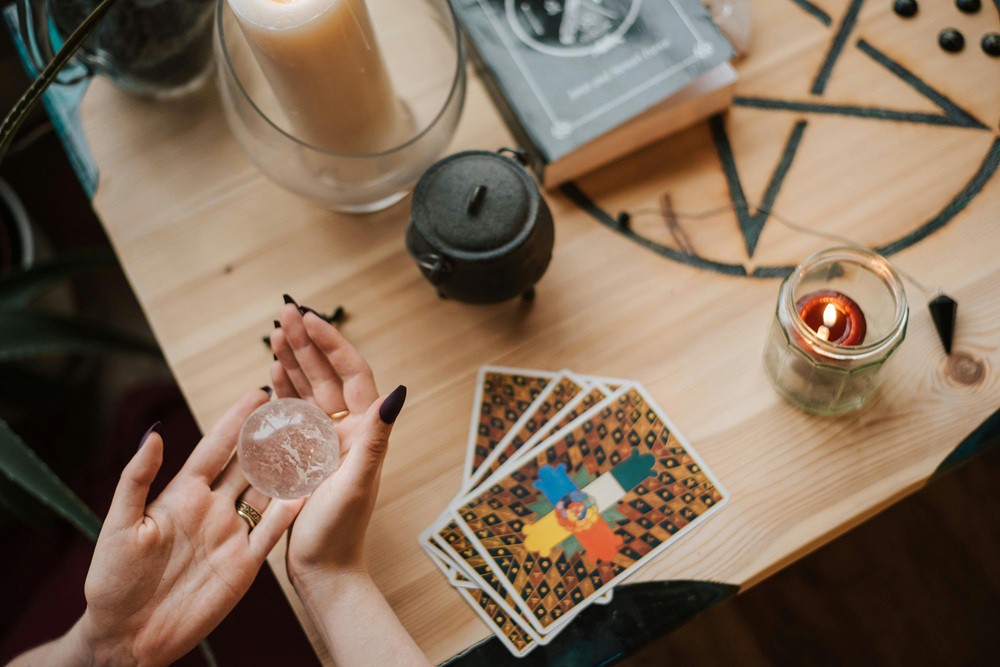 Como usar o Tarot na sua rotina de autocuidado