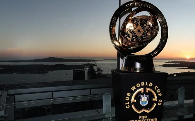 Troféu Mundial de Clubes em visita ao Auckland City, da Nova Zelândia (Foto: Divulgação/FIFA)